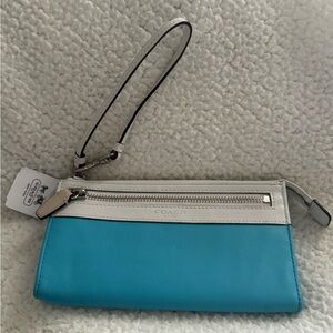 NWT Authentic Coach Zippy Wallet Wristlet